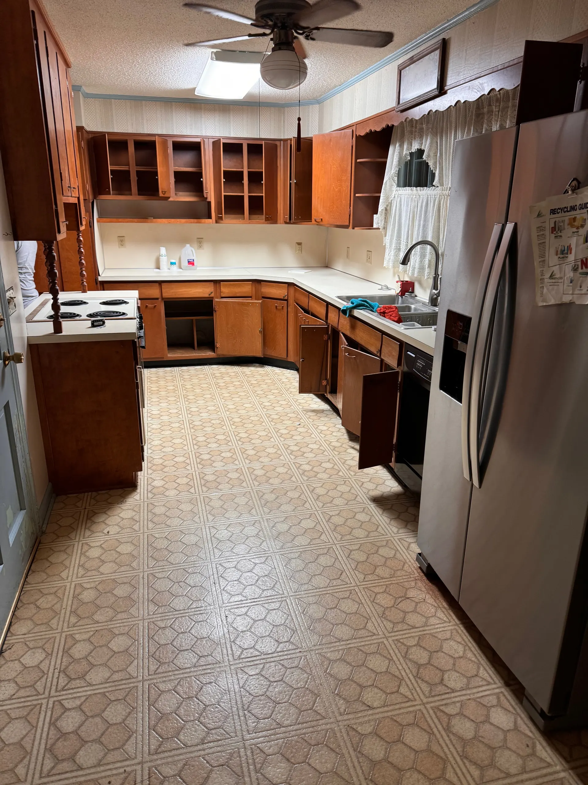 Before: Tren kitchen